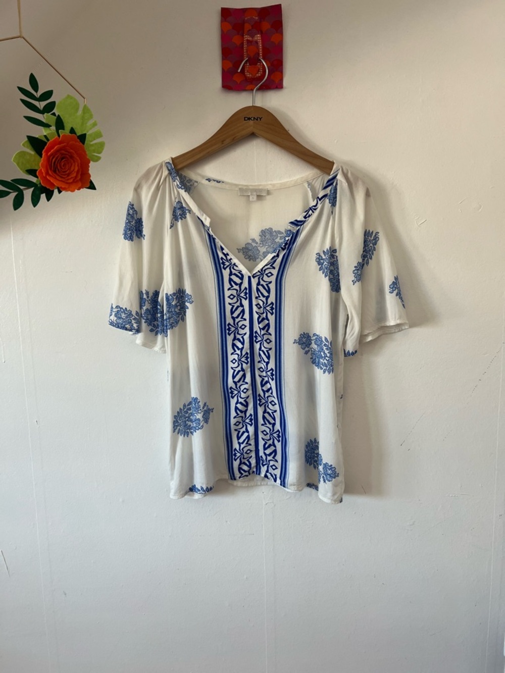 EUC GLAM sz S White and Blue boho flutter sleeve blouse v neck floaty